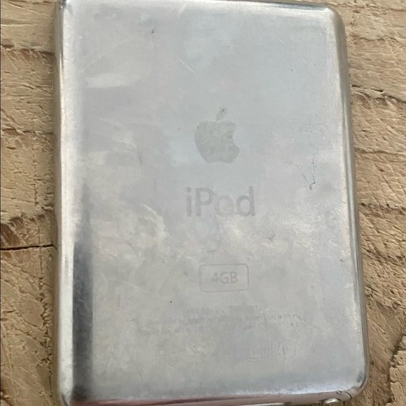 Apple iPod 3rd Generation Silver 4gb with new cable and earbuds - Picture 3 of 3